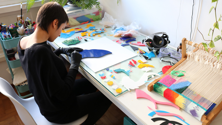 Naíma, em seu estúdio, montando a arte de As Mulheres e as Tecnologias | Foto: Danny Abensur
