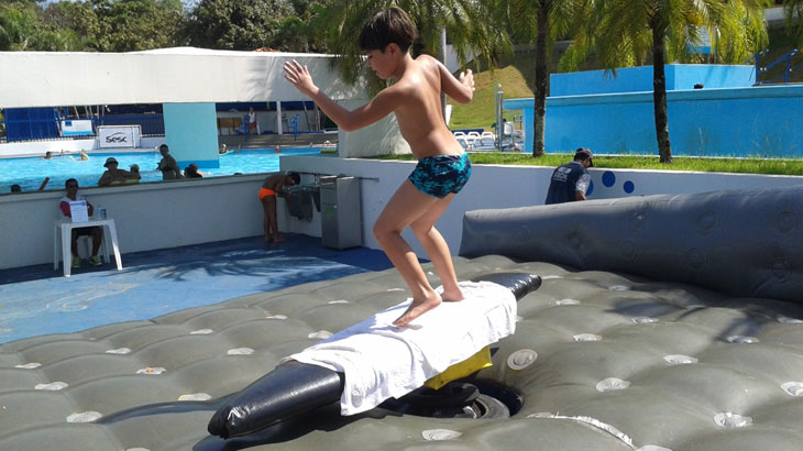 Rafael, de 11 anos, se aventurou no Surf Machine (Foto: Thiago Ferri/Sesc)