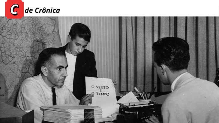 foto: acervo família Veríssimo - Erico, com Luis Fernando, apresentando seu romance (1949)