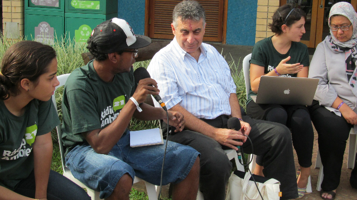 Jovens de Bertioga entrevistando pesquisadores do Brasil e da Malásia. Foto: Vitor Genesio