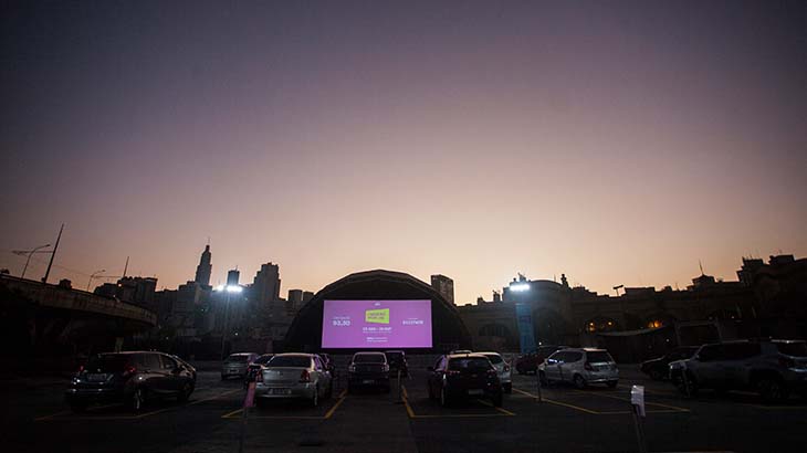 Com vista para o Mercadão, pôr-do-sol serve como trailer antes das sessões. Foto| Ricardo Ferreira