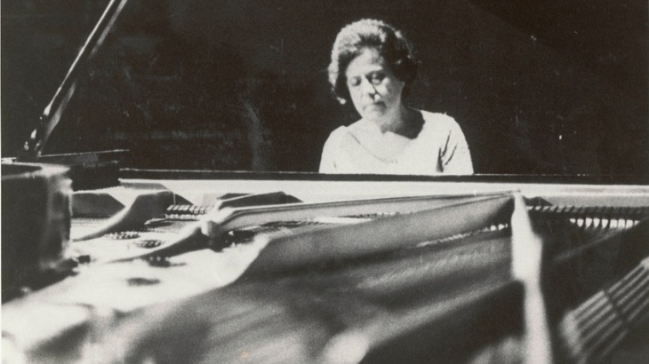 Guiomar Novaes e seu piano Bechstein, na inauguração do Teatro Sesc Anchieta (1967)