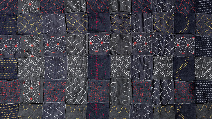 Detalhes de bordado sashiko sobre jeans, linha de algodão (catálogo da exposição EntreMeadas)