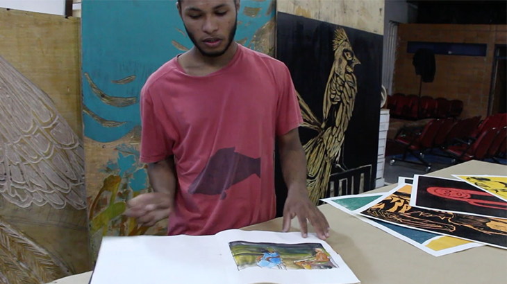 Santidio mostra seu caderno de aquarelas que fez nas férias com as paisagens do Piauí
