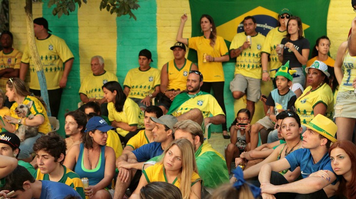Torcida brasileira reunida para assistir a um jogo do Brasil, uma das imagens de Caio Vilela