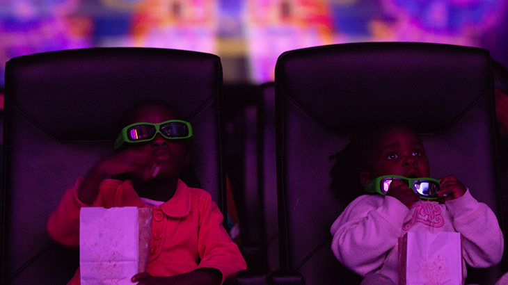 Crianças assistem a filme com óculos 3D<br> Fotos: Aline Arruda