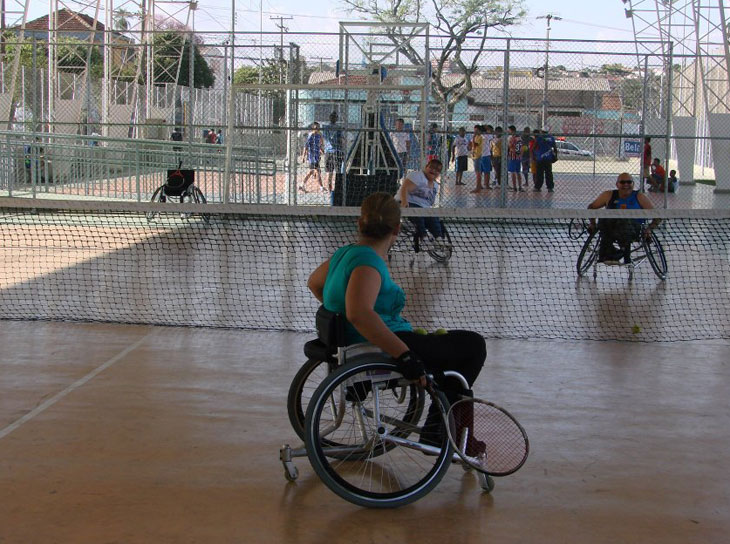 Tênis adaptado é outra modalidade trabalhada em minicurso neste Seminário de Esportes Inclusivos