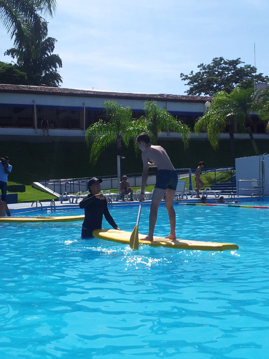 Prática de stand up paddle no Sesc Thermas de Presidente Prudente integra o Sesc Verão 2014