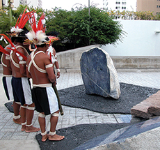Índios Ikolen Gavião em performance junto à instalação Entes (2005)