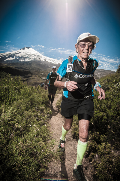 Argentina de 79 anos percorrendo a maratona El Cruce, Chile, 2011