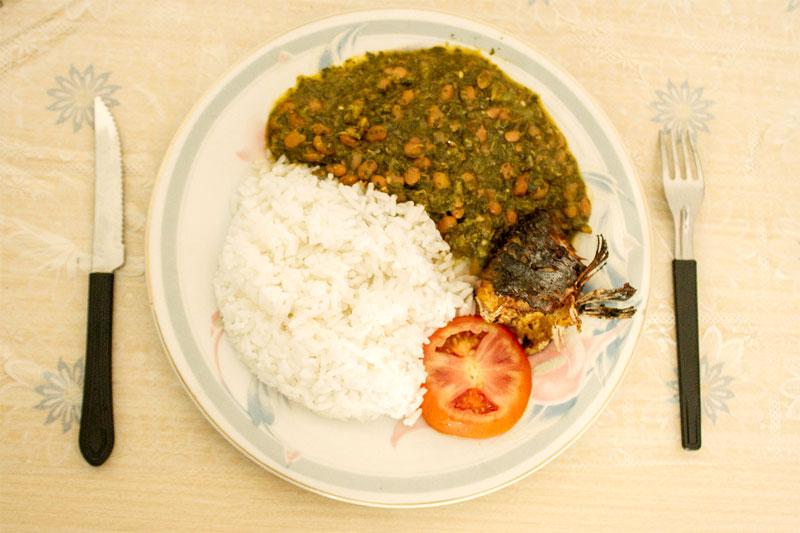Saka Madesu, feito com feijão, peixe e folhas de mandioca | Foto: Pedro Nóbrega