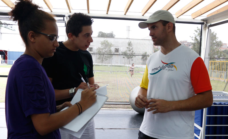 Participantes da oficina entrevistam instrutor esportivo do Sesc Campo Limpo
