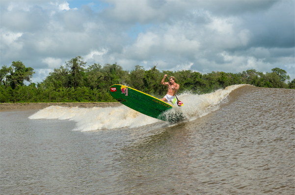 Robby Naish surfa na Pororoca de Arari, Maranhão, 2014