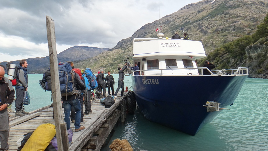 Embarcação no Lago O’Higgins, na Patagônia chilena