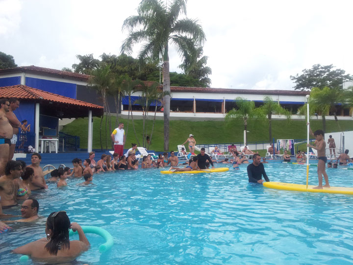Prática de stand up paddle no Sesc Thermas de Presidente Prudente integra o Sesc Verão 2014