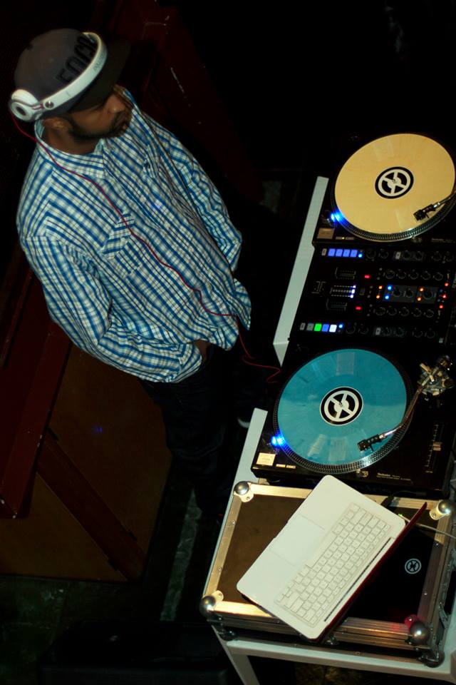 DJ Mr. Brown durante os ensaios