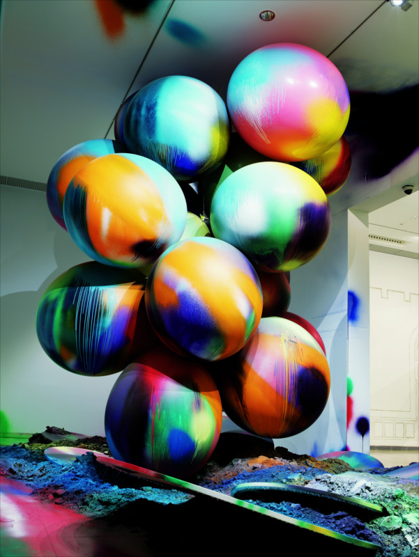 Pigmentos para plantas y globos [Pigmentos para plantas e balões], da berlinense Katharina Grosse