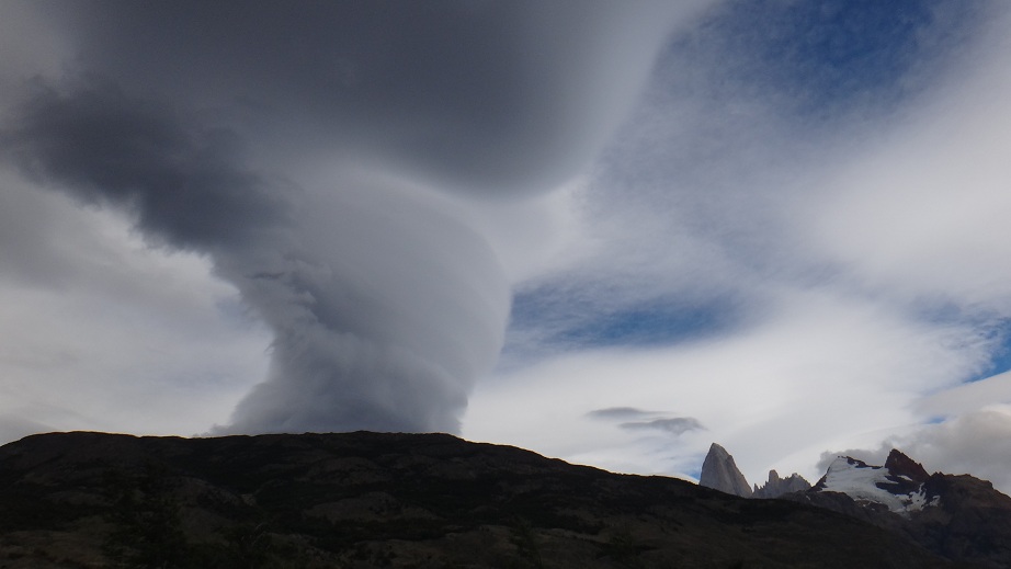 Formação de nuvem ao lado do Monte Fitz Roy, na Patagônia argentina