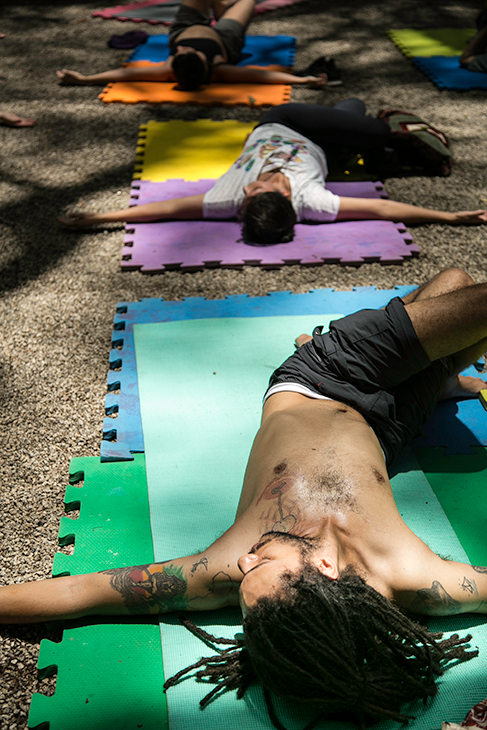 Pessoas de todos os gêneros podem praticar Yoga.