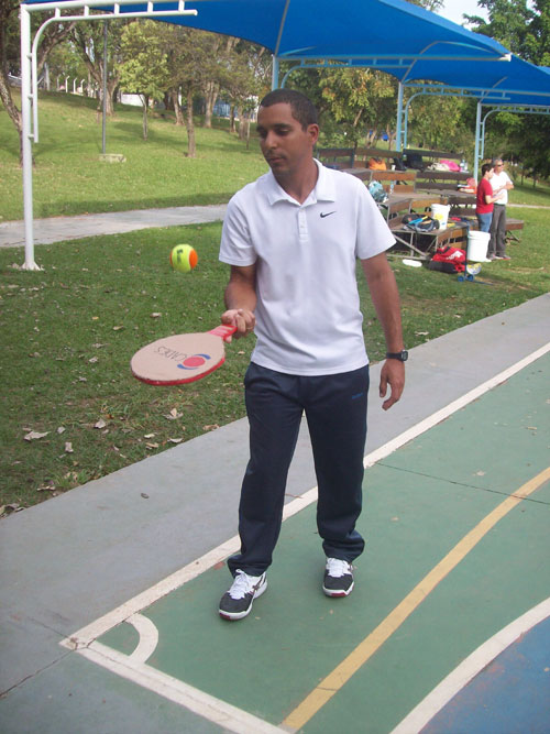 Professor Levi Fernandes Alves brinca com sua raquete feita artesanalmente