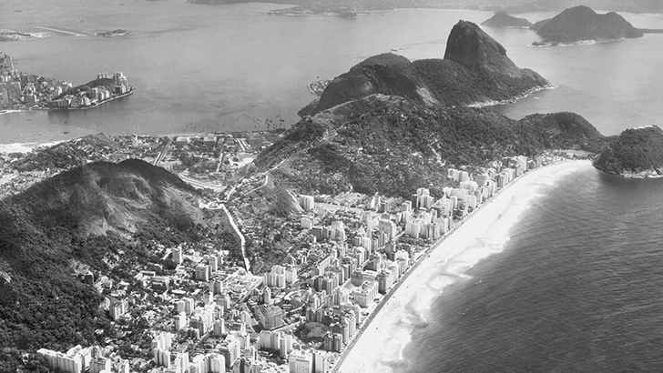 Vista aérea da praia de Copacabana. Acervo da Fundação Biblioteca Nacional