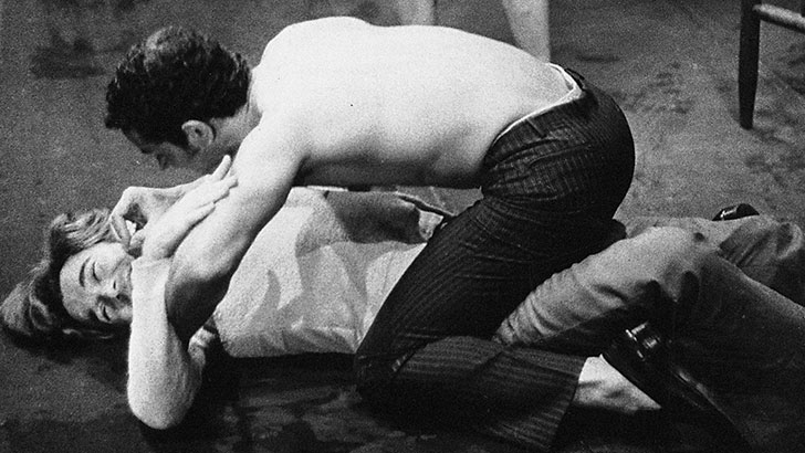 Nelson Xavier e Emiliano Queiroz em cena de <em>Navalha na carne</em>, de Plínio Marcos, em 1969