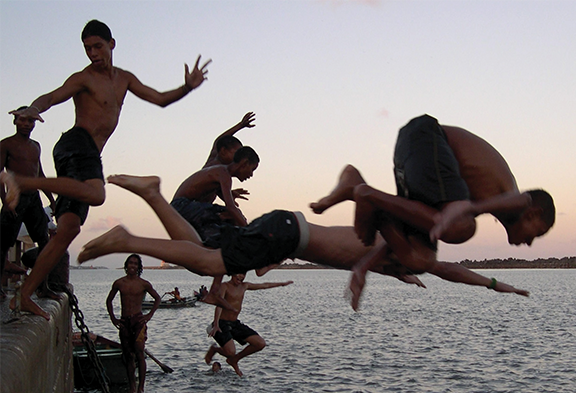 Brincando no mar. Bahia, Brasil. Foto: Argus Caruso