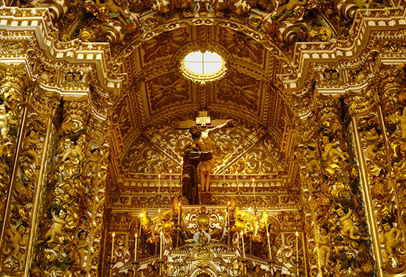Retábulo-mor em estilo nacional português da capela-mor da igreja de São Francisco. Salvador, BA. Sé