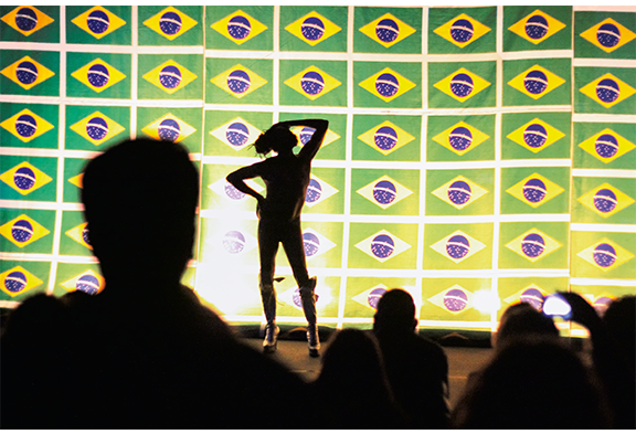 O samba do crioulo doido: performance do bailarino Luiz de Abreu, premiada no 18º Festival