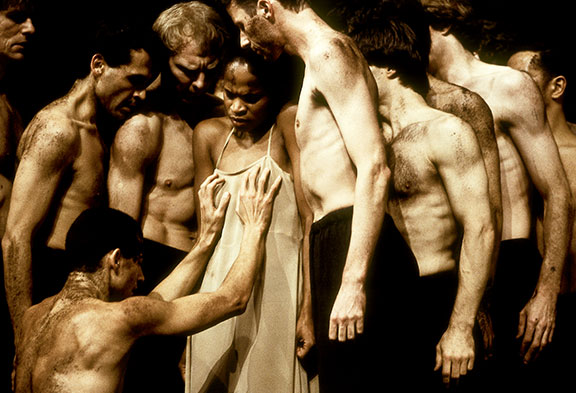 Regina Advento (centro) em A sagração da Primavera (1975)  
