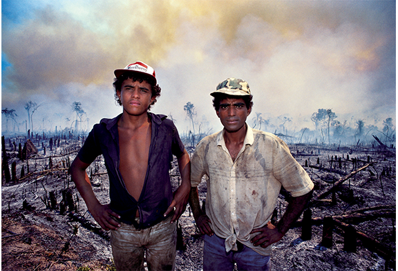 Lavradores na pratica milenar da coivara, em Redencao. Para, 1988. Foto: Joao Farkas