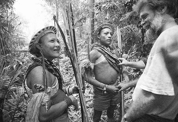 Marcelo dos Santos durante contato com indígenas da etnia Kanoê, em 1995. Foto: Marcos Mendes