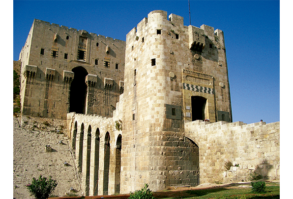 A ponte de entrada e os grandes portões da cidadela de Alepo