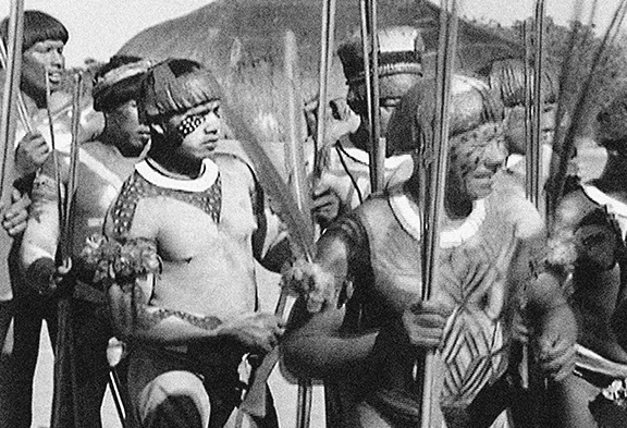 Afukaka Kuikuro, durante um ritual Jawari, no filme de Adrian Cowell 'O reinado na floresta', 1970