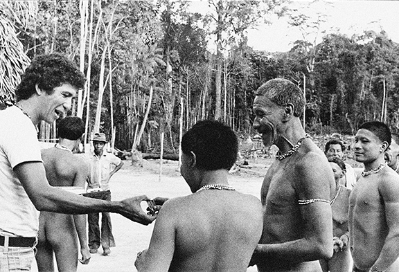 Wellington Gomes Figueiredo durante contato com indígenas da etnia Arara. Foto: Bita Carneiro