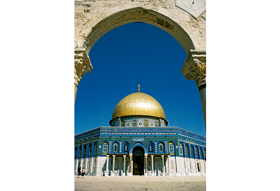 O Domo da Rocha, em Jerusalém, c. 692, um santuário construído sob as ordens de Abd al-Malik